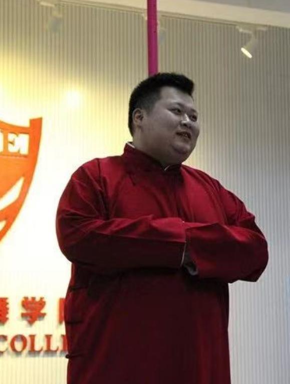 脑出血去世体重200多斤好友透露更多细节凯发k8国际厅登录突发！36岁相声演员(图7)